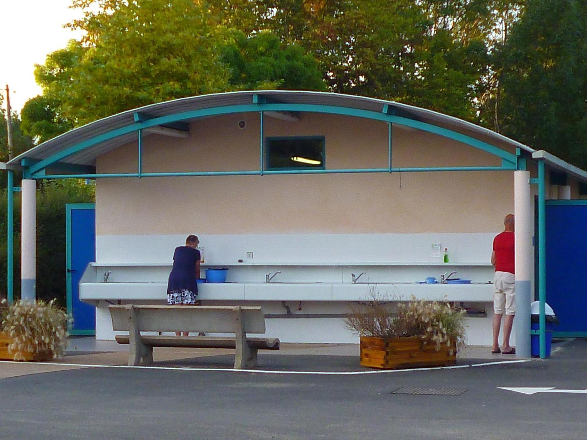 Camping De Tournus - Drole De Cabane Bagian luar foto