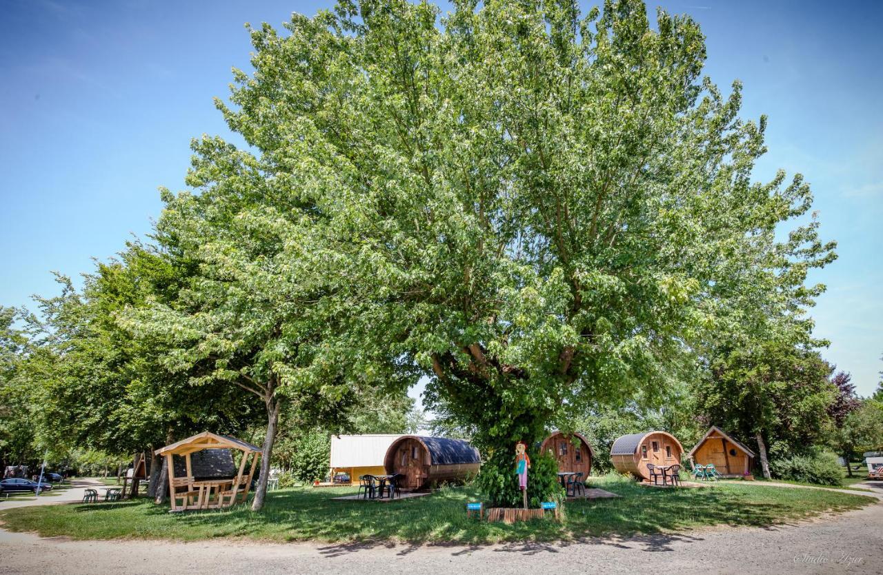 Camping De Tournus - Drole De Cabane Bagian luar foto