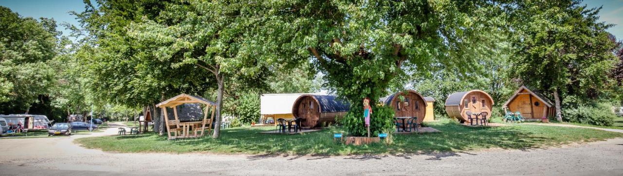 Camping De Tournus - Drole De Cabane Bagian luar foto