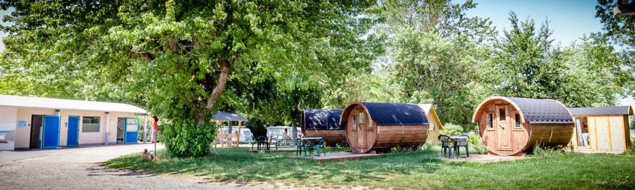 Camping De Tournus - Drole De Cabane Bagian luar foto